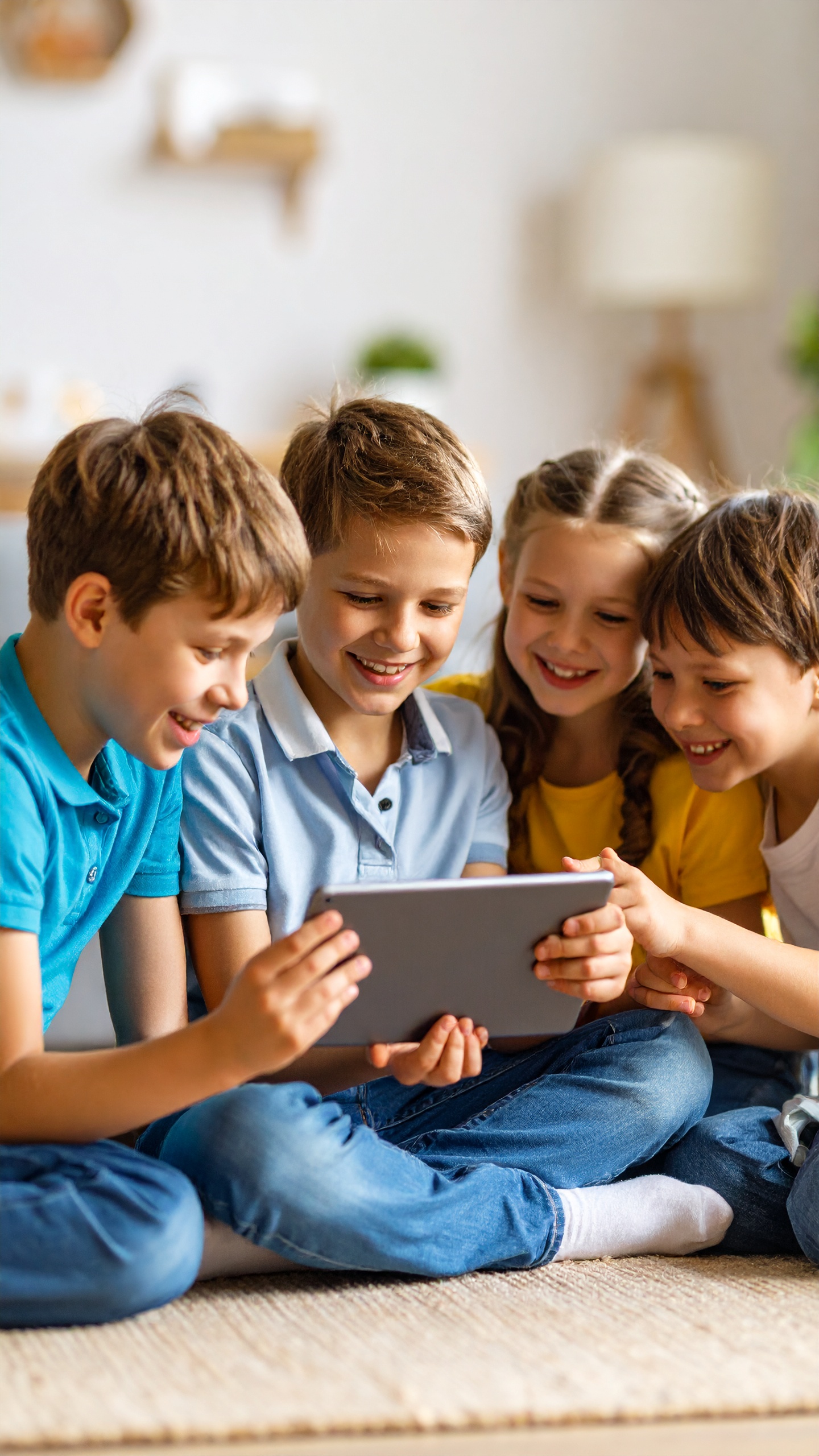 Firefly_5 dzieci w wielu 7-9 lat, pochodzących ze środkowej Europy, o jasnej karnacji oraz ja 293121